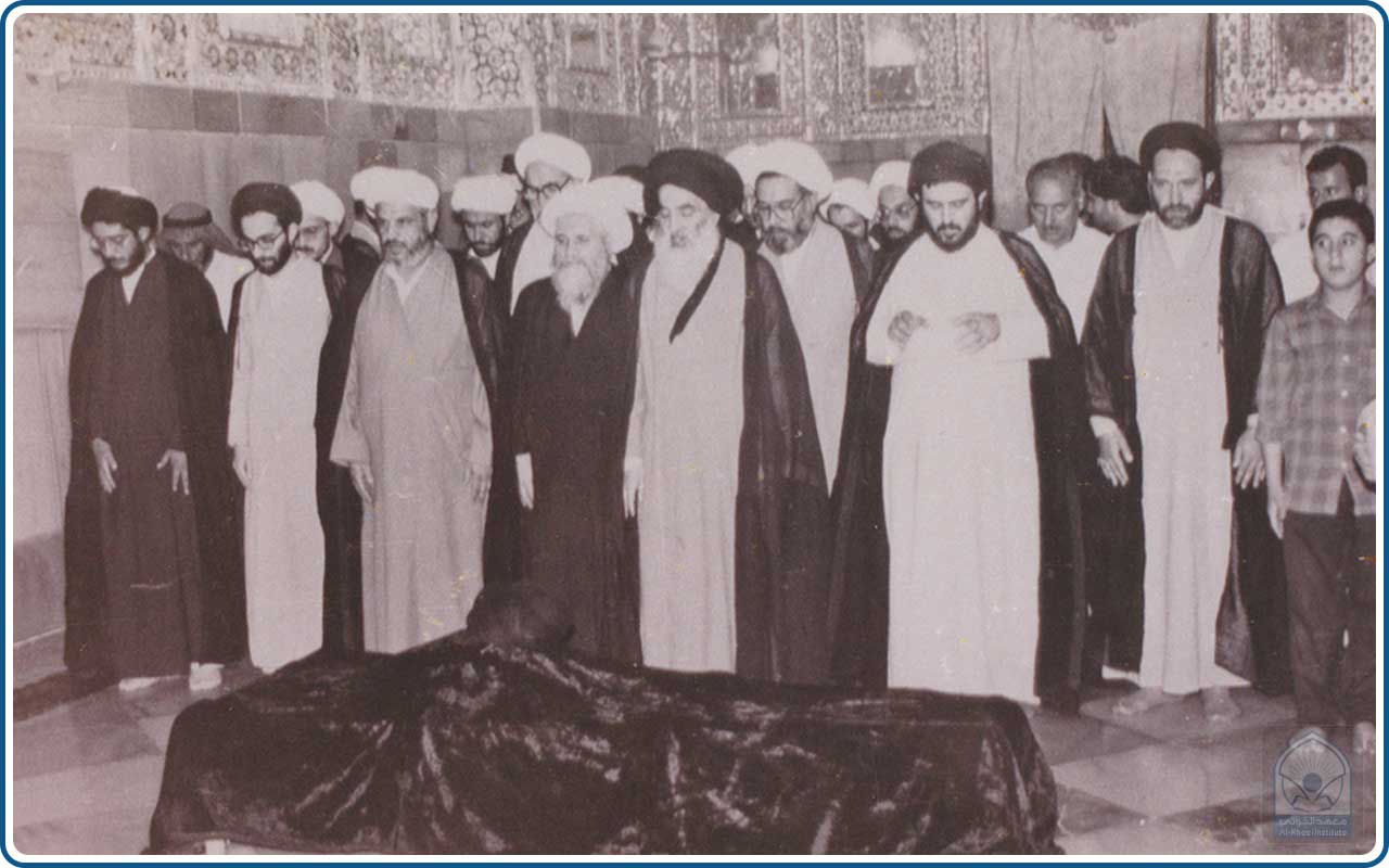 الصلاة على جثمان الإمام الخوئي (قدس سره) بحضور السيد علي السيستاني والمصلين