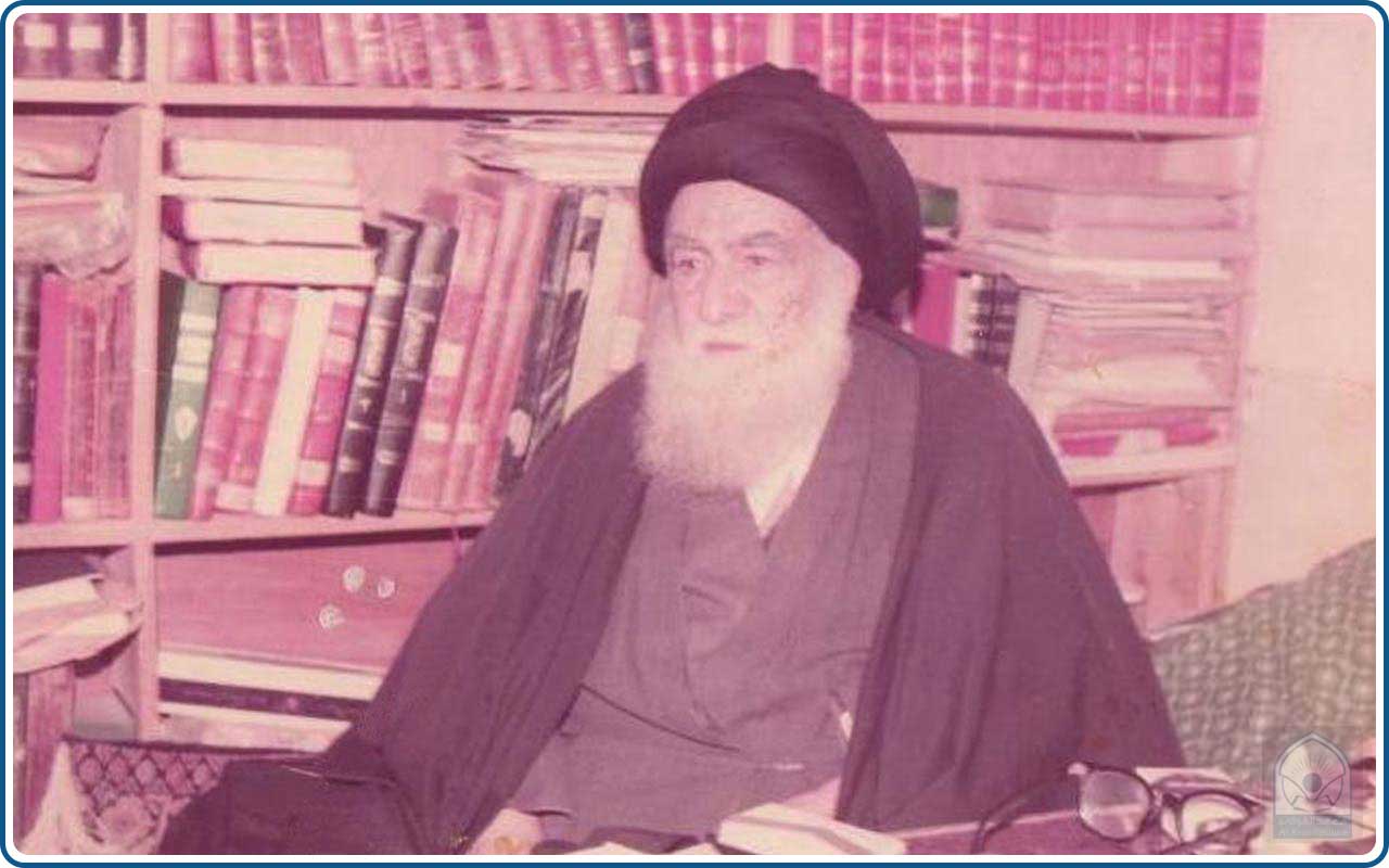الإمام الخوئي (قدس سره) في منتصف عمره يطالع كتاباً وخلفه مكتبة