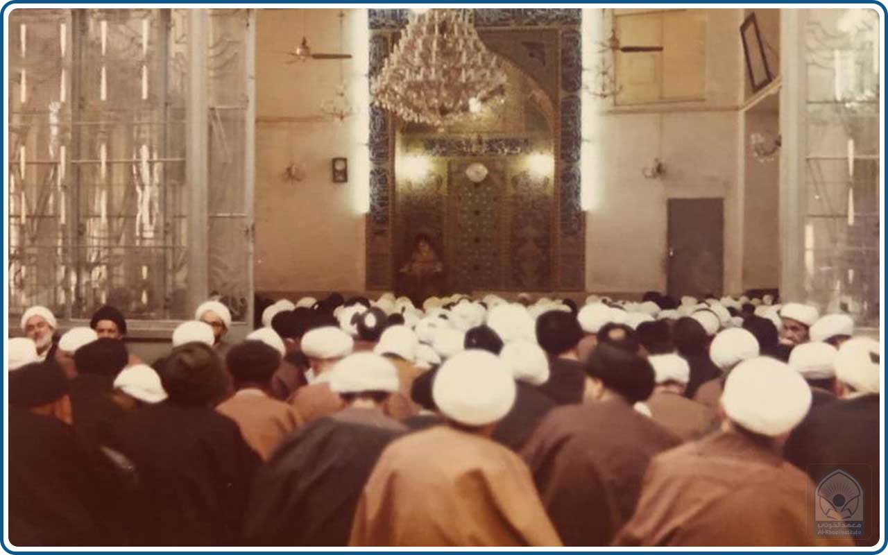 الإمام الخوئي (قدس سره) يلقي درسه على المنبر أمام طلابه