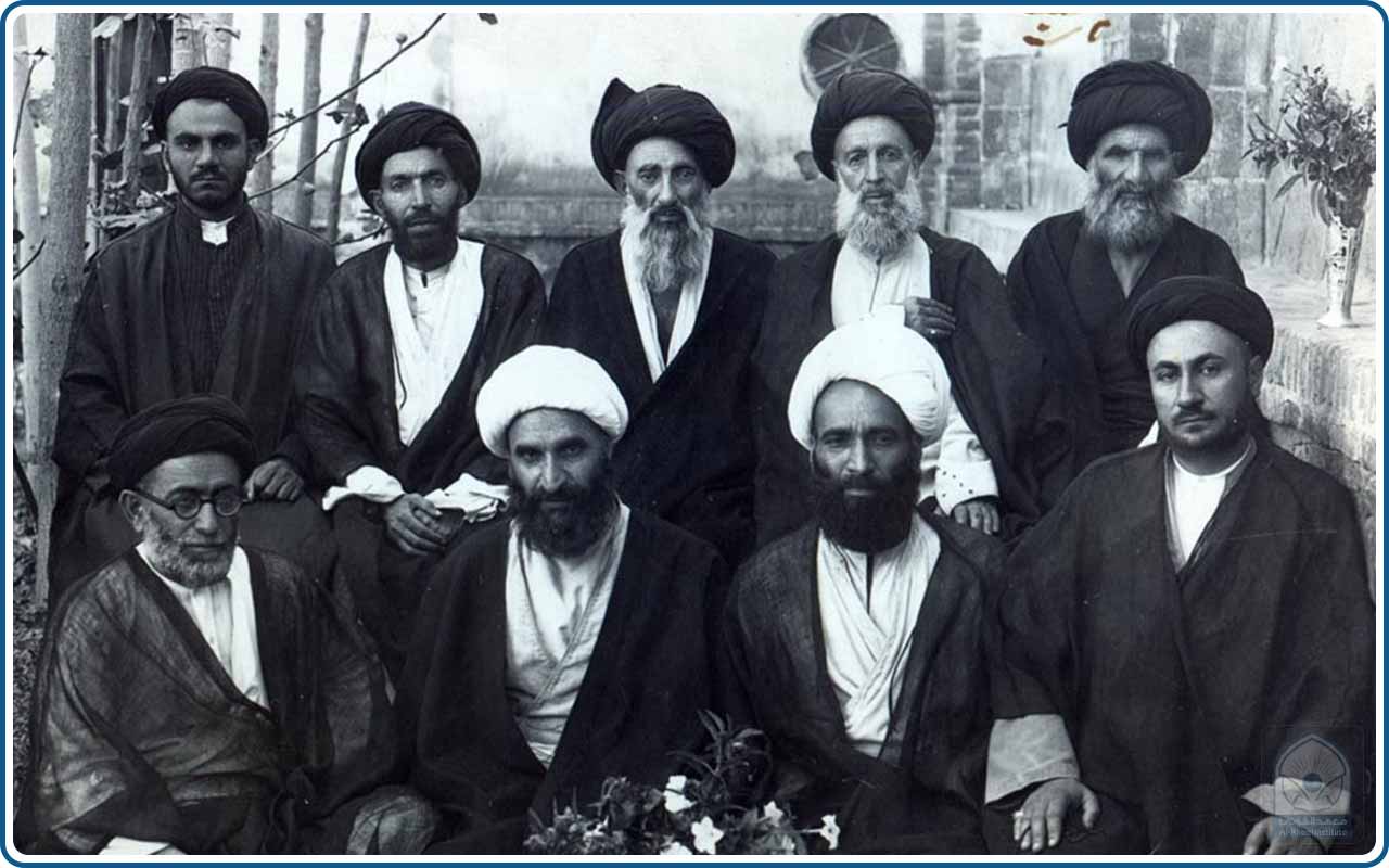 السيد علي أكبر الخوئي مع عدد من العلماء