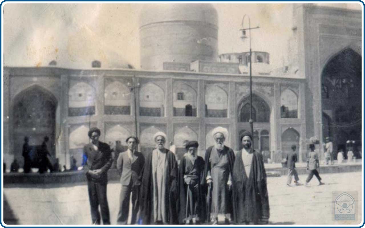 السيد علي أكبر الخوئي مع بعض المؤمنين في حرم الإمام الرضا (عليه السلام)