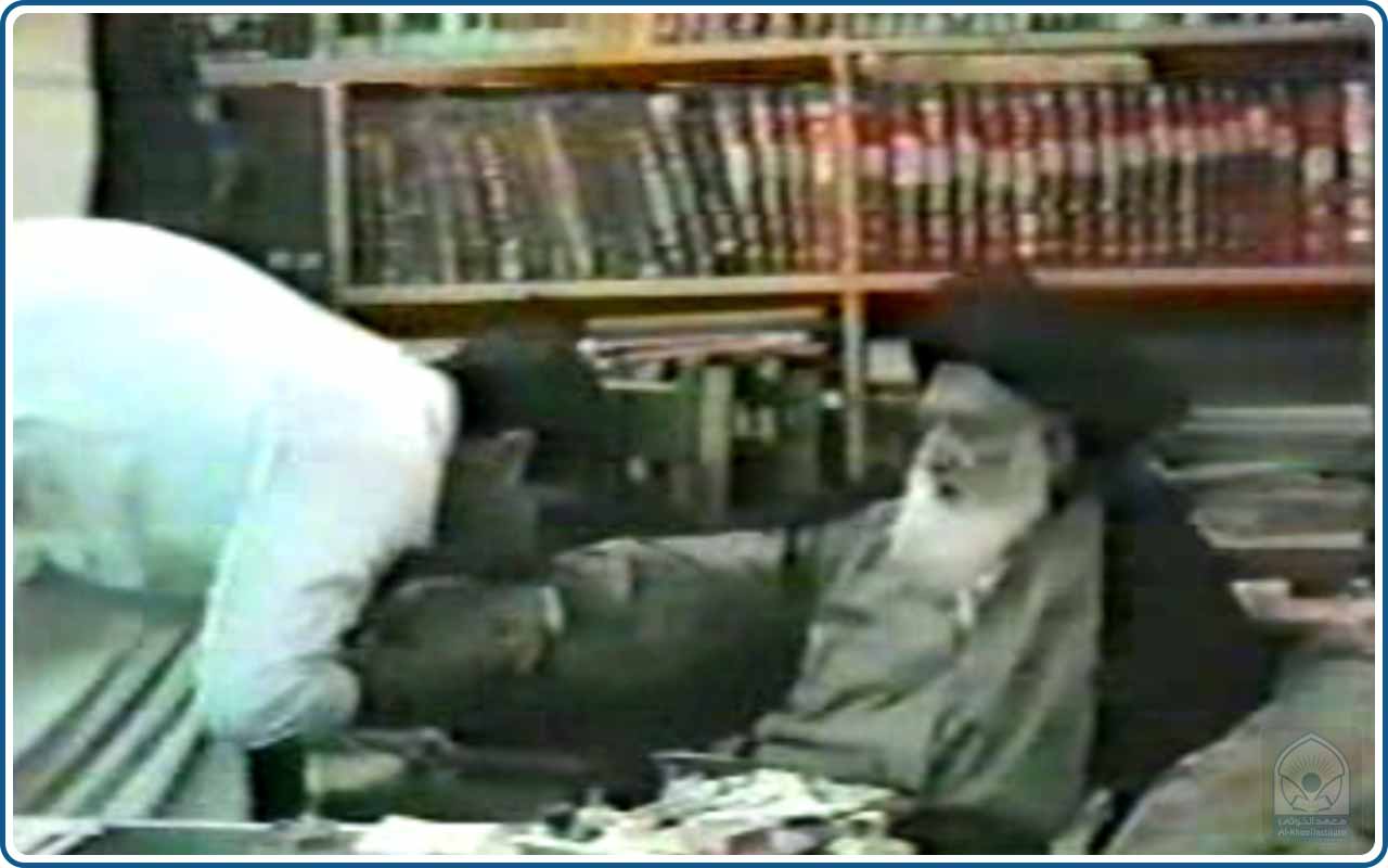 الشهيد السيد إبراهيم الخوئي يقبّل يد والده الإمام الخوئي