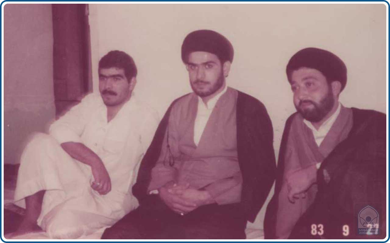 من اليمين: السيد حسن بحر العلوم والشهيد السيد عبد المجيد الخوئي والشهيد السيد إبراهيم الخوئي