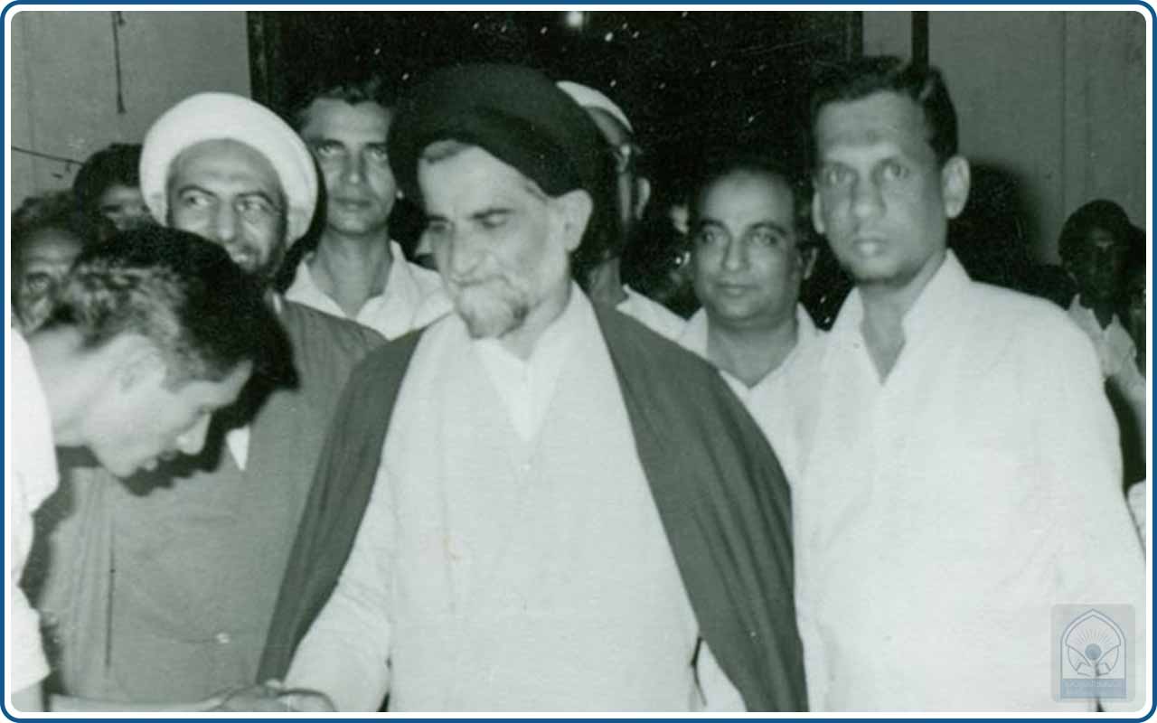 السيد جمال الدين الخوئي بين جمع من المؤمنين