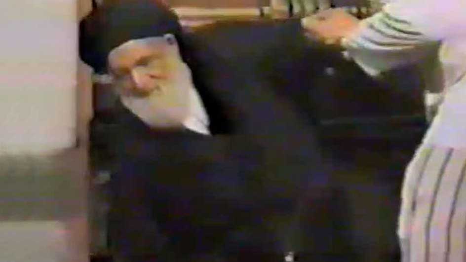 مقطع الإمام الخوئي عند القيام يقول يا علي