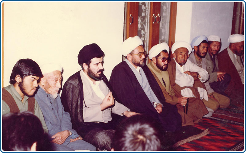 الشهيد السيد محمد تقي الخوئي مع طلبة دينية في دولة باكستان